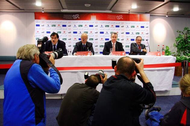 Pressekonferenz des Schweizer Fußballverbands zur Präsentation des neuen Nationaltrainers, v.li.: SFV Medienchef Pierre Benoit, SFV Präsident Ralph Zloczower, Trainer Ottmar Hitzfeld (Deutschland) und Generalsekretär Peter Gillieron Fußball Herren Nationalteam 2008, Präsentation, Pressetermin, Pressekonferenz Gruppe Zürich Fußball Herren Nationalteam 2008, Präsentation, Pressetermin, Pressekonferenz Gruppe Zürich 