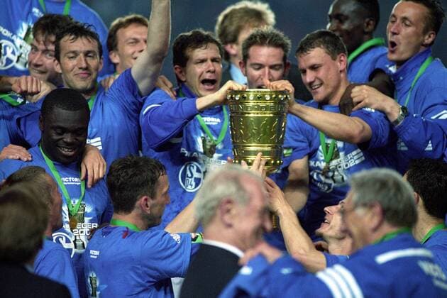 Pokalsieger Schalke - Andreas Möller (Mitte) jubelt mit der Trophäe, daneben u.a.: Gerald Asamoah (li.), Marc Wilmots (hi.2..v.li.) und Ebbe Sand (2.v.re.) Fußball Herren DEUTSCHSPRACHIGE SPORTZEITSCHRIFTEN UND -ZEITUNGEN NUR NACH RÜCKSPRACHE, DFB Pokal 2001 2002, Finale Gruppe Aufmacher, Emotionen Berlin Begeisterung, Freude, Fußball Herren DEUTSCHSPRACHIGE SPORTZEITSCHRIFTEN UND -ZEITUNGEN NUR NACH RÜCKSPRACHE, DFB Pokal 2001 2002, Finale Gruppe Aufmacher, Emotionen Berlin Begeisterung, Freude,