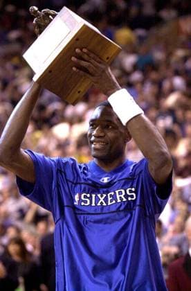 Dikembe Mutombo (Philadelphia 76ers) wird als bester Abwehrspieler der Saison 2000 2001 ausgezeichnet -  (PHI2001042402) Basketball Herren NBA 2000 2001, Philadelphia 76 ers Einzelbild Philadelphia Freude, Basketball Herren NBA 2000 2001, Philadelphia 76 ers Einzelbild Philadelphia Freude,