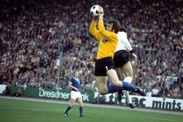 Torwart Jürgen Croy (DDR) im Duell Fußball WM Herren DEUTSCHSPRACHIGE SPORTZEITSCHRIFTEN UND -ZEITUNGEN NUR NACH RÜCKSPRACHE 1974 Gruppe Hamburg Dynamik, Fußball WM Herren DEUTSCHSPRACHIGE SPORTZEITSCHRIFTEN UND -ZEITUNGEN NUR NACH RÜCKSPRACHE 1974 Gruppe Hamburg Dynamik,
