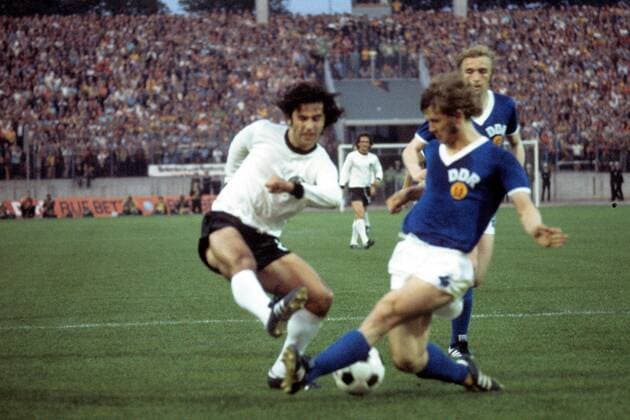 Gerd Müller (BR Deutschland, li.) gegen Konrad Weise (DDR) Fußball WM Herren DEUTSCHSPRACHIGE SPORTZEITSCHRIFTEN UND -ZEITUNGEN NUR NACH RÜCKSPRACHE 1974 Gruppe Hamburg Dynamik, Kampf, Fußball WM Herren DEUTSCHSPRACHIGE SPORTZEITSCHRIFTEN UND -ZEITUNGEN NUR NACH RÜCKSPRACHE 1974 Gruppe Hamburg Dynamik, Kampf,