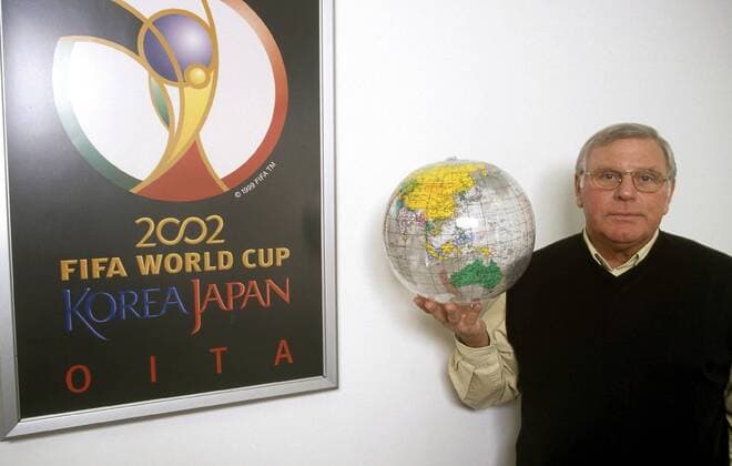 Nationaltrainer Robert Waseige (Belgien) freut sich bereits auf das Kräftemessen bei der Weltmeisterschaft 2002 in Japan und Südkorea -  Fußball WM Herren Vorschau 2001 Weltmeisterschaft 2002, Fotoshooting, Südkorea, Japan, Korea Einzelbild Brüssel Fußball WM Herren Vorschau 2001 Weltmeisterschaft 2002, Fotoshooting, Südkorea, Japan, Korea Einzelbild Brüssel