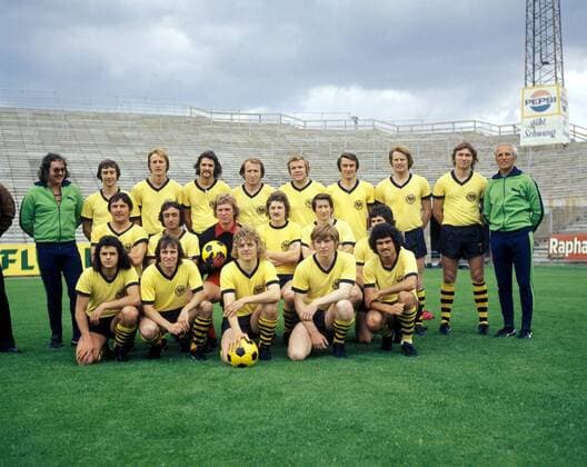 Fußball, Trainerhistorie, Alemannia Aachen Kader Alemannia Aachen 1974 1975 hi.v.li.: Mausseur Braun, Helmut Schütt, Peter Stollwerk, Willi Ritz, Christoph Walter, Klaus-Dieter Sieloff, Hans Kodric, Hans Schulz, Rolf Kucharski, Trainer Michael Pfeiffer; Mitte: Christian Breuer, Joaquin Montanes, Torwart Heinz Jansen, Bernhard Adamczak, Wilhelm Haag, Willi Reuter; vorn: Jendrzej, Dieter Baumanns, Peter Hermann, Erwin Palm, Udo Klohs Fußball 2. BL Herren Regionalliga West 1974 1975, 2. Liga, Alemannia Aachen Totale Aufnahmedatum geschätzt Aachen Fußball 2. BL Herren Regionalliga West 1974 1975, 2. Liga, Alemannia Aachen Totale Aufnahmedatum geschätzt Aachen