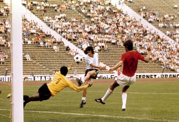 Rene Houseman (Argentinien, Mitte) erzielt den Treffer zum 2:0 gegen Torwart Henri Francillon und Philippe Vorbe (beide Haiti) Fußball WM Herren WM 1974, Nationalteam, Nationaltrikot, Länderspiel, Argentinien - Haiti 4:1 Gruppe München Dynamik, Fußball WM Herren WM 1974, Nationalteam, Nationaltrikot, Länderspiel, Argentinien - Haiti 4:1 Gruppe München Dynamik,
