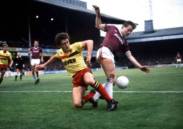 Mark Ward (West Ham, re.) gegen Wilf Rostron (Watford) -  Fußball Herren English Football League First Division 1985 1986, One, 1. Englische Liga Gruppe London Dynamik, Fußball Herren English Football League First Division 1985 1986, One, 1. Englische Liga Gruppe London Dynamik,