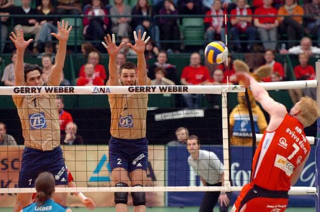Sven Anton (Düren, re.) gegen Lukas Divis (Mitte) und Juliano Bendini (beide Friedrichshafen) Volleyball Herren DVV Pokal 2007 2008, Pokalspiel, Finale, Pokalfinale, VfB Friedrichshafen - evivo Düren Gruppe Dynamik, Volleyball Herren DVV Pokal 2007 2008, Pokalspiel, Finale, Pokalfinale, VfB Friedrichshafen - evivo Düren Gruppe Dynamik,