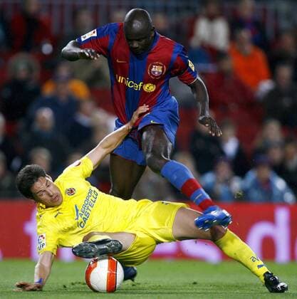 Lilian Thuram (FC Barcelona, re.) gegen Guillermo Luis Franco (Villarreal) -  - NOxONLINExUSE Fußball Herren Primera Division 2007 2008, 1. Spanische Liga, FC Barcelona - Villarreal CF 1:2, Barca Gruppe Barcelona Dynamik, Kampf, Fußball Herren Primera Division 2007 2008, 1. Spanische Liga, FC Barcelona - Villarreal CF 1:2, Barca Gruppe Barcelona Dynamik, Kampf,