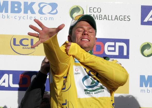 Thor Hushovd (Norwegen Credit Agricole) darf sich das gelbe Trikot des Gesamtführenden überstreifen Radsport Herren Paris Nizza 2008, Straßenradsport, Straße, Rad Einzelbild premiumd 1. Etappe: Chapelotte - Nevers Freude, Radsport Herren Paris Nizza 2008, Straßenradsport, Straße, Rad Einzelbild premiumd 1. Etappe: Chapelotte - Nevers Freude,