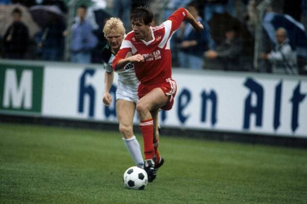 Rainer Wirsching (Nürnberg, re.) am ball, dahinter Stefan Effenberg (Gladbach) Fußball Herren DEUTSCHSPRACHIGE SPORTZEITSCHRIFTEN UND -ZEITUNGEN NUR NACH RÜCKSPRACHE, DFB Pokal 1989 1990 Gruppe Mönchengladbach Dynamik, Fußball Herren DEUTSCHSPRACHIGE SPORTZEITSCHRIFTEN UND -ZEITUNGEN NUR NACH RÜCKSPRACHE, DFB Pokal 1989 1990 Gruppe Mönchengladbach Dynamik,