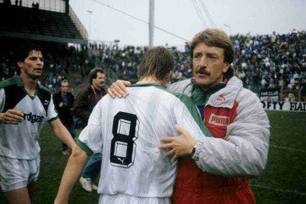 Co Trainer Gerd vom Bruch (re.) umarmt Jörg Neun (Mitte), daneben Hans Jörg Criens (alle Gladbach) Fußball Herren DEUTSCHSPRACHIGE SPORTZEITSCHRIFTEN UND -ZEITUNGEN NUR NACH RÜCKSPRACHE, DFB Pokal 1989 1990 Gruppe Mönchengladbach Harmonie, Fußball Herren DEUTSCHSPRACHIGE SPORTZEITSCHRIFTEN UND -ZEITUNGEN NUR NACH RÜCKSPRACHE, DFB Pokal 1989 1990 Gruppe Mönchengladbach Harmonie,