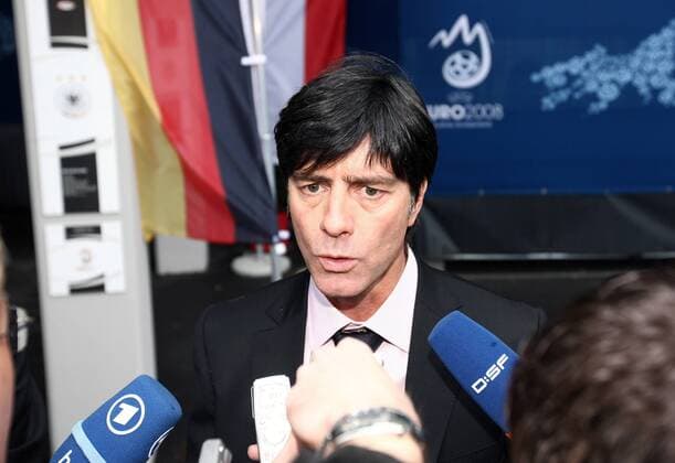 Bundestrainer Joachim Löw (Deutschland) am Rande des UEFA Workshops in Wien zur Euro 2008 - Fußball EM Herren UEFA Workshop zur Euro 2008, Tagung, Sitzung, Konferenz, Versammlung, Verbandstagung Einzelbild Wien Fußball EM Herren UEFA Workshop zur Euro 2008, Tagung, Sitzung, Konferenz, Versammlung, Verbandstagung Einzelbild Wien