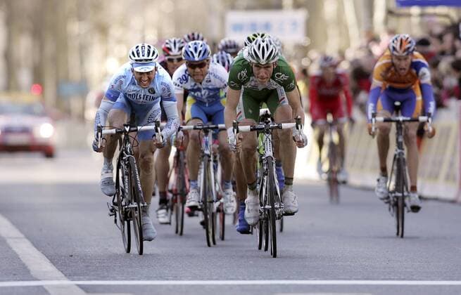 Pierre Rolland (Frankreich Credit Agricole, re.) vor Davide Rebellin (Italien Gerolsteiner, li.) im Ziel Radsport Herren Paris Nizza 2008, Straßenradsport, Straße, Rad, Gruppe 3. Etappe: Fleurie - St. Etienne Radsport Herren Paris Nizza 2008, Straßenradsport, Straße, Rad, Gruppe 3. Etappe: Fleurie - St. Etienne