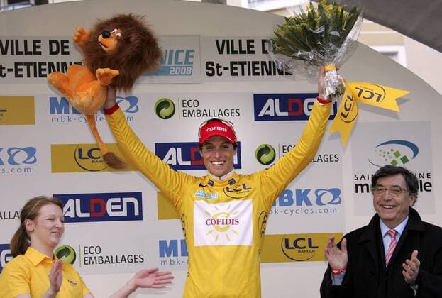 Sylvain Chavanel (Frankreich Cofidis) im gelben Trikot bei der Siegerehrung zur 3. Etappe von Paris Nizza 2008 Radsport Herren Paris Nizza 2008, Straßenradsport, Straße, Rad, Gruppe 3. Etappe: Fleurie - St. Etienne Freude, Radsport Herren Paris Nizza 2008, Straßenradsport, Straße, Rad, Gruppe 3. Etappe: Fleurie - St. Etienne Freude,