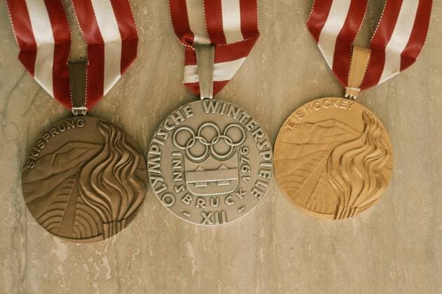 Bronze, Silber und Gold - Medaillen der Olympische Winterspiele 1976 in Innsbruck OS Winter Vorschau Olympische Spiele 1976, Winterspiele Gruppe Aufnahmedatum geschätzt Innsbruck OS Winter Vorschau Olympische Spiele 1976, Winterspiele Gruppe Aufnahmedatum geschätzt Innsbruck