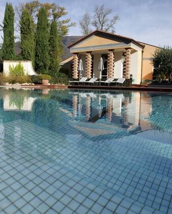 Swimmingpool im Hotel Giardino in Ascona, Mannschaftsquartier der Nationalmannschaft aus Deutschland für die EM 2008 - Fußball EM Herren Vorschau 2007 EM 2008, Fotostory, Mannschaftsquartier, Mannschaftsunterkunft, Mannschaftshotel Totale o0 Gebäude Euro Ascona Fußball EM Herren Vorschau 2007 EM 2008, Fotostory, Mannschaftsquartier, Mannschaftsunterkunft, Mannschaftshotel Totale o0 Gebäude Euro Ascona