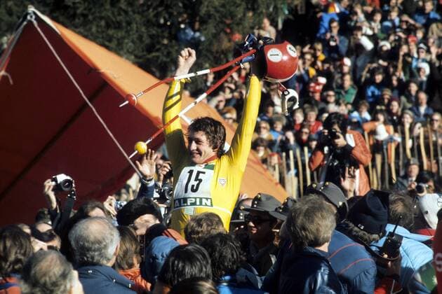 Franz Klammer (Österreich) bejubelt seinen Olympiasieg in der Abfahrt Klammer war Favorit für den Heimsieg in Innsbruck und hielt dem Druck stand, obwohl er nach einem Fehler im oberen Streckenteil einen enormen Rückstand aufholen musste. Alpiner Skilauf OS Winter Herren DEUTSCHSPRACHIGE SPORTZEITSCHRIFTEN UND -ZEITUNGEN NUR NACH RÜCKSPRACHE Gruppe Innsbruck Freude, Begeisterung, Alpiner Skilauf OS Winter Herren DEUTSCHSPRACHIGE SPORTZEITSCHRIFTEN UND -ZEITUNGEN NUR NACH RÜCKSPRACHE Gruppe Innsbruck Freude, Begeisterung,