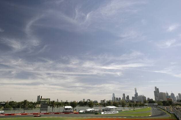 Blauer Himmel über der Skyline von Melbourne, die als attraktive Hintergrundkulisse für den GP von Australien 2008 im Albert Park dient -  Motorsport Grand Prix Herren Großer Preis von Australien 2008, Formel 1 Weltmeisterschaft, F1, F, GP, WM, Freies Training Totale Albert Park Melbourne Motorsport Grand Prix Herren Großer Preis von Australien 2008, Formel 1 Weltmeisterschaft, F1, F, GP, WM, Freies Training Totale Albert Park Melbourne