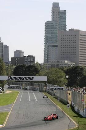 Kimi Räikkönen (Finnland Ferrari) in seinem Boliden vor der Häusern von Melbourne im Albert Park -  Motorsport Grand Prix Herren Großer Preis von Australien 2008, Formel 1 Weltmeisterschaft, F1, F, GP, WM, Freies Training Totale Albert Park Melbourne Motorsport Grand Prix Herren Großer Preis von Australien 2008, Formel 1 Weltmeisterschaft, F1, F, GP, WM, Freies Training Totale Albert Park Melbourne