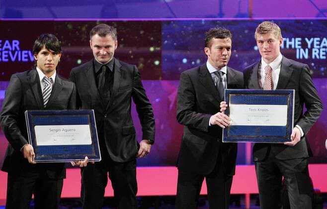 Sergio Aguero (Argentinien Atletico Madrid, li.) und Toni Kroos (Deutschland Bayern, re.) werden von Stephane Chapuisat (Schweiz, 2.v.li.) und Lothar Matthäus (Deutschland) als Beste Spieler der U20 bzw. U17 WM ausgezeichnet - Fußball Herren FIFA World Player Gala 2007, Award, Wahl zum Weltfußballer des Jahres Fußballer beste bester Spieler Gruppe Aufmacher, Agüero, Kun, FC Bayern München Zürich, Fußballlegende Harmonie, Fußball Herren FIFA World Player Gala 2007, Award, Wahl zum Weltfußballer des Jahres Fußballer beste bester Spieler Gruppe Aufmacher, Agüero, Kun, FC Bayern München Zürich, Fußballlegende Harmonie,