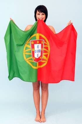Weiblicher portugiesischer Fan posiert mit der Nationalfahne - MODEL RELEASED -  Fußball EM Herren Vorschau Euro 2008, Fotoshooting, Fotostudio, Studioaufnahme, weiblich, Frau, Symbol, Indoor, Einzelbild Fußball EM Herren Vorschau Euro 2008, Fotoshooting, Fotostudio, Studioaufnahme, weiblich, Frau, Symbol, Indoor, Einzelbild