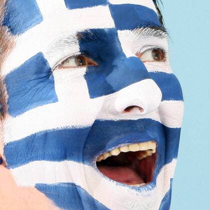 Griechischer Fan mit Gesichtsbemalung in den Landesfarben jubelt- MODEL RELEASED -  Fußball EM Herren Vorschau Euro 2008, Fotoshooting, Fotostudio, Studioaufnahme, männlich, Mann, Symbol, Indoor, Porträt Freude, Fußball EM Herren Vorschau Euro 2008, Fotoshooting, Fotostudio, Studioaufnahme, männlich, Mann, Symbol, Indoor, Porträt Freude,