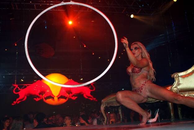 Trapezkünstlerin Olga Sidorova sorgt für die nötige Portion Erotik auf der Red Bull Launch Party in Melbourne -  Motorsport Grand Prix Herren Großer Preis von Australien 2008, Formel 1 Weltmeisterschaft, F1, F, GP, WM Einzelbild o0 GoGo Go Go Tänzerin Tänzerinnen Melbourne Sinnlichkeit, Motorsport Grand Prix Herren Großer Preis von Australien 2008, Formel 1 Weltmeisterschaft, F1, F, GP, WM Einzelbild o0 GoGo Go Go Tänzerin Tänzerinnen Melbourne Sinnlichkeit,