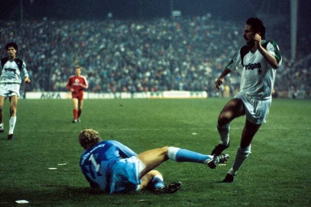 Torwart Jean Marie Pfaff (Bayern) am Boden, daneben Dirk Bakalorz (Gladbach, re.) Fußball Herren DEUTSCHSPRACHIGE SPORTZEITSCHRIFTEN UND -ZEITUNGEN NUR NACH RÜCKSPRACHE DFB Pokal 1987 1988 Gruppe o0 Pokalspiel Mönchengladbach Dynamik Fußball Herren DEUTSCHSPRACHIGE SPORTZEITSCHRIFTEN UND -ZEITUNGEN NUR NACH RÜCKSPRACHE DFB Pokal 1987 1988 Gruppe o0 Pokalspiel Mönchengladbach Dynamik