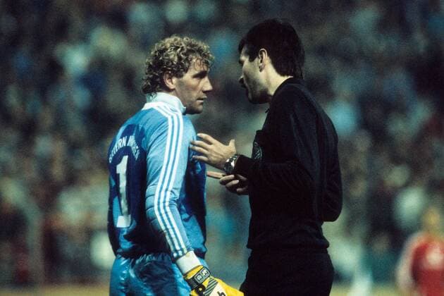 Torwart Jean Marie Pfaff (Bayern) im Gespräch mit Schiedsrichter Gerhard Theobald Fußball Herren DEUTSCHSPRACHIGE SPORTZEITSCHRIFTEN UND -ZEITUNGEN NUR NACH RÜCKSPRACHE DFB Pokal 1987 1988 Gruppe o0 Pokalspiel Mönchengladbach Fußball Herren DEUTSCHSPRACHIGE SPORTZEITSCHRIFTEN UND -ZEITUNGEN NUR NACH RÜCKSPRACHE DFB Pokal 1987 1988 Gruppe o0 Pokalspiel Mönchengladbach