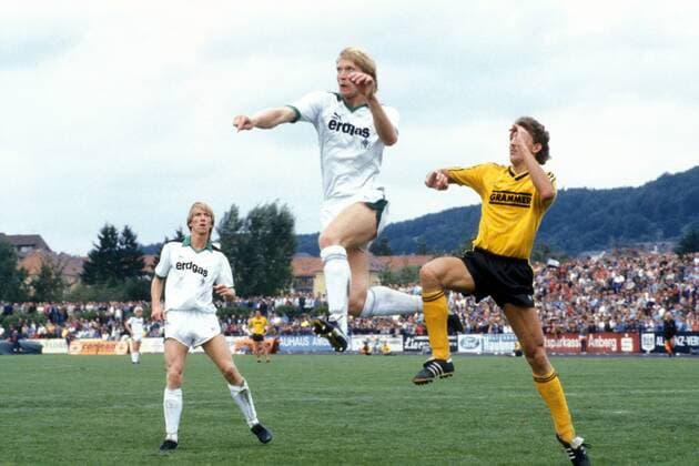 Uwe Rahn (Mitte) springt ab, daneben Thomas Herbst (beide Gladbach, li.) Fußball 1. BL Herren DEUTSCHSPRACHIGE SPORTZEITSCHRIFTEN UND -ZEITUNGEN NUR NACH RÜCKSPRACHE, Saison o0 1986 1987 Gruppe Amberg Dynamik, Höhe, Fußball 1. BL Herren DEUTSCHSPRACHIGE SPORTZEITSCHRIFTEN UND -ZEITUNGEN NUR NACH RÜCKSPRACHE, Saison o0 1986 1987 Gruppe Amberg Dynamik, Höhe,