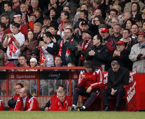 Cottbuser Anhänger applaudieren ihrem Team direkt hinter der Bayern Bank, v.re.: Trainer Ottmar Hitzfeld, Co Trainer Michael Henke, Christian Lell und Manager Uli Hoeneß Fußball 1. BL Herren Saison 2007 2008, FC Energie Cottbus - FC Bayern München 2:0 Totale München Begeisterung, Freude, Enttäuschung, Fußball 1. BL Herren Saison 2007 2008, FC Energie Cottbus - FC Bayern München 2:0 Totale München Begeisterung, Freude, Enttäuschung,