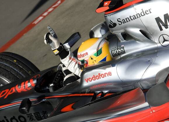 Lewis Hamilton (England McLaren Mercedes) gewinnt den GP von Australien 2008 Motorsport Grand Prix Herren Großer Preis von Australien 2008, Formel 1 Weltmeisterschaft, F1, F, GP, WM Einzelbild Albert Park Melbourne Freude, Motorsport Grand Prix Herren Großer Preis von Australien 2008, Formel 1 Weltmeisterschaft, F1, F, GP, WM Einzelbild Albert Park Melbourne Freude,