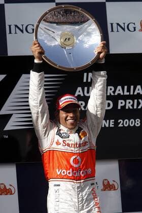 Lewis Hamilton (England McLaren Mercedes) präsentiert stolz die Trophäe für den Gewinn des GP von Australien 2008 Motorsport Grand Prix Herren Großer Preis von Australien 2008, Formel 1 Weltmeisterschaft, F1, F, GP, WM Einzelbild Albert Park Melbourne Motorsport Grand Prix Herren Großer Preis von Australien 2008, Formel 1 Weltmeisterschaft, F1, F, GP, WM Einzelbild Albert Park Melbourne