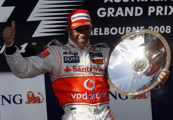 Lewis Hamilton (England McLaren Mercedes) präsentiert stolz die Trophäe für den Gewinn des GP von Australien 2008 Motorsport Grand Prix Herren Großer Preis von Australien 2008, Formel 1 Weltmeisterschaft, F1, F, GP, WM Einzelbild Albert Park Melbourne Motorsport Grand Prix Herren Großer Preis von Australien 2008, Formel 1 Weltmeisterschaft, F1, F, GP, WM Einzelbild Albert Park Melbourne