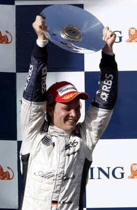 Nico Rosberg (Deutschland Williams) präsentiert stolz die Trophäe für den Drittplatzierten des GP von Australien 2008 Motorsport Grand Prix Herren Großer Preis von Australien 2008, Formel 1 Weltmeisterschaft, F1, F, GP, WM Einzelbild Albert Park Melbourne Motorsport Grand Prix Herren Großer Preis von Australien 2008, Formel 1 Weltmeisterschaft, F1, F, GP, WM Einzelbild Albert Park Melbourne