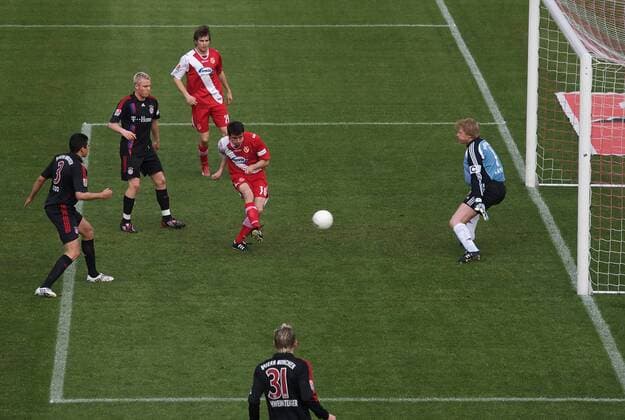 Branko Jelic (Cottbus) erzielt gegen Torwart Oliver Kahn den Treffer zum 1:0, daneben Lucio (li.) und Christian Lell (alle Bayern, 2.v.li.) greifen nicht ein - (Serie 1 3) Fußball 1. BL Herren Saison 2007 2008, FC Energie Cottbus - FC Bayern München 2:0 Totale Cottbus Dynamik, Fußball 1. BL Herren Saison 2007 2008, FC Energie Cottbus - FC Bayern München 2:0 Totale Cottbus Dynamik,