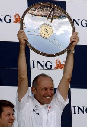 Teamchef Ron Dennis (England McLaren Mercedes) präsentiert stolz die Trophäe für den Gewinn des GP von Australien 2008 Motorsport Grand Prix Herren Großer Preis von Australien 2008, Formel 1 Weltmeisterschaft, F1, F, GP, WM Einzelbild Albert Park Melbourne Motorsport Grand Prix Herren Großer Preis von Australien 2008, Formel 1 Weltmeisterschaft, F1, F, GP, WM Einzelbild Albert Park Melbourne