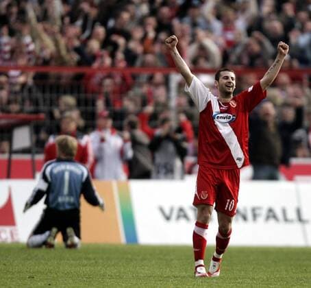 Stiven Rivic (Cottbus) - Torjubel, dahinter Torwart Oliver Kahn (Bayern) Fußball 1. BL Herren Saison 2007 2008, FC Energie Cottbus - FC Bayern München 2:0 Gruppe Cottbus Freude, Fußball 1. BL Herren Saison 2007 2008, FC Energie Cottbus - FC Bayern München 2:0 Gruppe Cottbus Freude,