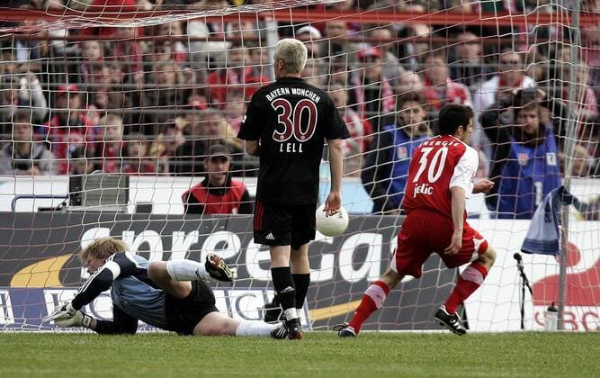 Branko Jelic (Cottbus) erzielt gegen Torwart Oliver Kahn (Bayern) einen Treffer Fußball 1. BL Herren Saison 2007 2008, FC Energie Cottbus - FC Bayern München 2:0 Gruppe Cottbus Dynamik, Fußball 1. BL Herren Saison 2007 2008, FC Energie Cottbus - FC Bayern München 2:0 Gruppe Cottbus Dynamik,