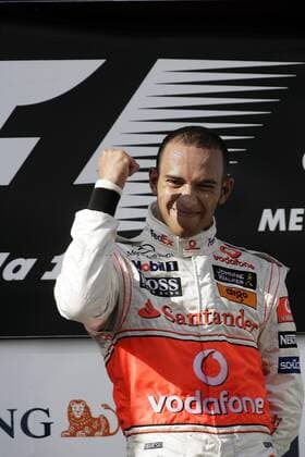 Lewis Hamilton (England McLaren Mercedes) jubelt über seinen Sieg beim GP von Australien 2008 -  Motorsport Grand Prix Herren Großer Preis von Australien 2008, Formel 1 Weltmeisterschaft, F1, F, GP, WM Einzelbild Albert Park Melbourne Freude, Motorsport Grand Prix Herren Großer Preis von Australien 2008, Formel 1 Weltmeisterschaft, F1, F, GP, WM Einzelbild Albert Park Melbourne Freude,