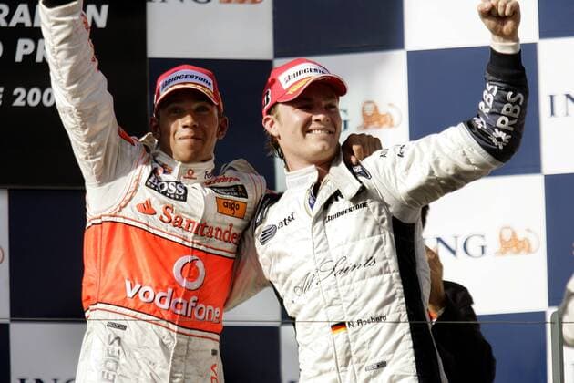 Sieger Lewis Hamilton (England McLaren Mercedes, li.) und Nico Rosberg (Deutschland Williams) jubeln während der Siegerehrung zum GP von Australien 2008 -  Motorsport Grand Prix Herren Großer Preis von Australien 2008, Formel 1 Weltmeisterschaft, F1, F, GP, WM Gruppe Albert Park Melbourne Freude, Motorsport Grand Prix Herren Großer Preis von Australien 2008, Formel 1 Weltmeisterschaft, F1, F, GP, WM Gruppe Albert Park Melbourne Freude,