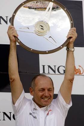Teamchef Ron Dennis (England McLaren Mercedes) präsentiert stolz die Trophäe für den Gewinn des GP von Australien 2008 -  Motorsport Grand Prix Herren Großer Preis von Australien 2008, Formel 1 Weltmeisterschaft, F1, F, GP, WM Einzelbild Albert Park Melbourne Motorsport Grand Prix Herren Großer Preis von Australien 2008, Formel 1 Weltmeisterschaft, F1, F, GP, WM Einzelbild Albert Park Melbourne