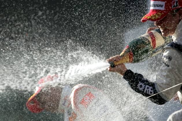 Nico Rosberg (Deutschland Williams, re.) verpaßt Sieger Lewis Hamilton (England McLaren Mercedes) eine Sektdusche während der Siegerehrung zum GP von Australien 2008 Motorsport Grand Prix Herren Großer Preis von Australien 2008, Formel 1 Weltmeisterschaft, F1, F, GP, WM Gruppe Albert Park Melbourne Freude, Motorsport Grand Prix Herren Großer Preis von Australien 2008, Formel 1 Weltmeisterschaft, F1, F, GP, WM Gruppe Albert Park Melbourne Freude,