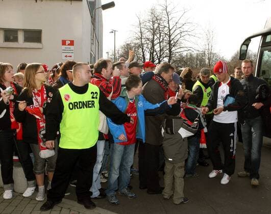 Bayern und Cottbus Fans stehen für ein Autogramm von Lukas Podolski (Bayern, 2.v.re.) an Fußball 1. BL Herren Saison 2007 2008, FC Energie Cottbus - FC Bayern München 2:0, Vdig Totale Cottbus Fußball 1. BL Herren Saison 2007 2008, FC Energie Cottbus - FC Bayern München 2:0, Vdig Totale Cottbus