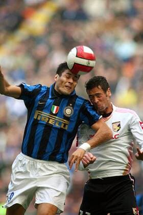 Julio Ricardo Cruz (Inter Mailand, li.) gegen Leandro Rinaudo (Palermo) -  Fußball Herren Serie A 2007 2008, 1. Italienische Liga, FC Internazionale Mailand - US Palermo 2:1, Gruppe Mailand Dynamik, Fußball Herren Serie A 2007 2008, 1. Italienische Liga, FC Internazionale Mailand - US Palermo 2:1, Gruppe Mailand Dynamik,