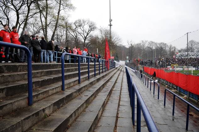 Leerer Gästefanblock im Karl Liebknecht Stadion, Heimspielstätte des SV Babelsberg 03 - Fans von Union Berlin setzen ein Zeichen für die Erhaltung der Alten Försterei Fußball Herren Regionalliga Nord 2007 2008, 3. Liga, 1. FC Union Berlin Totale Potsdam Babelsberg Leere Fußball Herren Regionalliga Nord 2007 2008, 3. Liga, 1. FC Union Berlin Totale Potsdam Babelsberg Leere