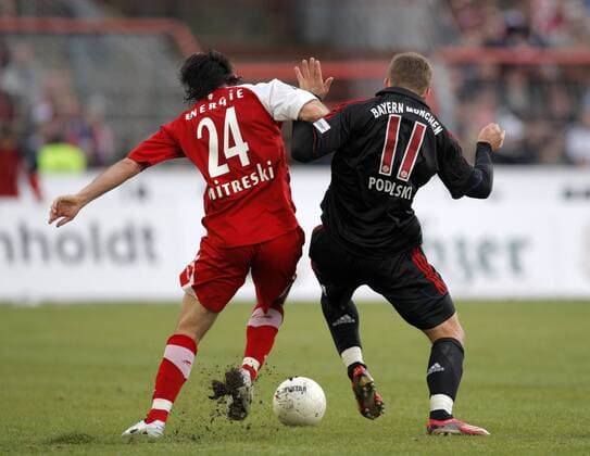 Igor Mitreski (Cottbus, li.) gegen Lukas Podolski (Bayern) Fußball 1. BL Herren Saison 2007 2008, FC Energie Cottbus - FC Bayern München 2:0 Gruppe Cottbus Dynamik, Fußball 1. BL Herren Saison 2007 2008, FC Energie Cottbus - FC Bayern München 2:0 Gruppe Cottbus Dynamik,
