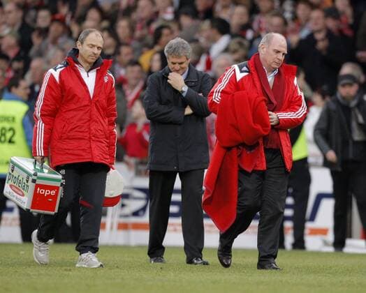 Manager Uli Hoeneß (re.) und Physiotherapeut Alfred Binder (li. beide Bayern) enttäuscht, dahinter Trainer Bojan Prasnikar (Cottbus) nachdenklich Fußball 1. BL Herren Saison 2007 2008, FC Energie Cottbus - FC Bayern München 2:0 Gruppe Cottbus Fußball 1. BL Herren Saison 2007 2008, FC Energie Cottbus - FC Bayern München 2:0 Gruppe Cottbus