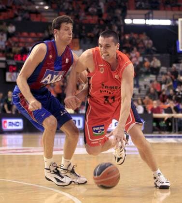 Dejan Milojevic (Valencia, re.) gegen Jordi Trias (Barcelona) -  - NOxONLINExUSE Basketball Herren ACB League 2007 2008, 1. Spanische Liga, Pamesa Valencia - AXA FC Barcelona 68:75, Barca Gruppe Valencia Dynamik, Basketball Herren ACB League 2007 2008, 1. Spanische Liga, Pamesa Valencia - AXA FC Barcelona 68:75, Barca Gruppe Valencia Dynamik,