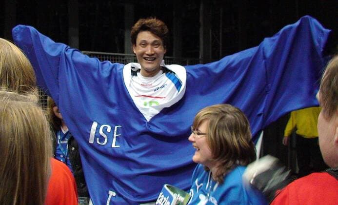 Kyung Shin Yoon (Hamburg) wird an seiner alten Wirkungsstätte Gummersbach zum Abschied mit einem riesigen Trikot geehrt Handball 1. BL Herren Saison 2007 2008, VfL Gummersbach - HSV Hamburg 31:35 Gruppe Köln Freude, Handball 1. BL Herren Saison 2007 2008, VfL Gummersbach - HSV Hamburg 31:35 Gruppe Köln Freude,