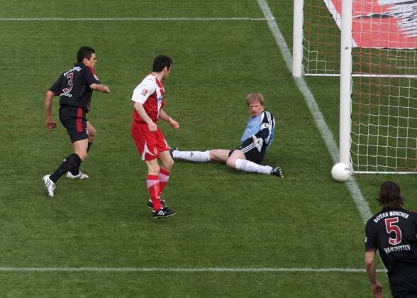 Branko Jelic (Cottbus, Mitte) gegen Lucio (li.) und Torwart Oliver Kahn (beide Bayern) Fußball 1. BL Herren Saison 2007 2008, FC Energie Cottbus - FC Bayern München 2:0 Gruppe Cottbus Fußball 1. BL Herren Saison 2007 2008, FC Energie Cottbus - FC Bayern München 2:0 Gruppe Cottbus